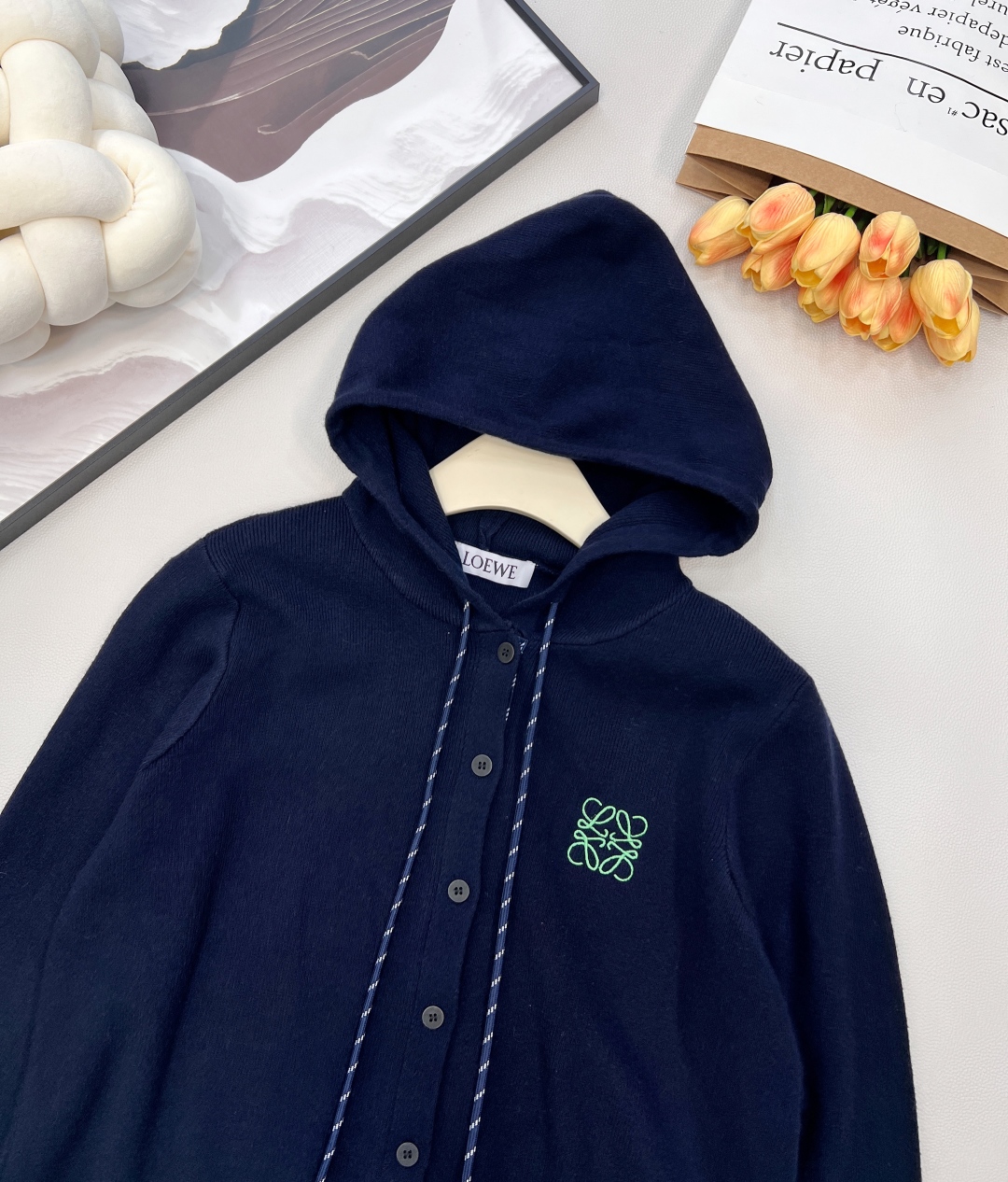 🆕Loewe2025新款连帽针织开衫，定制YB羊毛纱线织造，柔软亲肤，舒适弹力，连帽针织开衫剪裁，全开襟