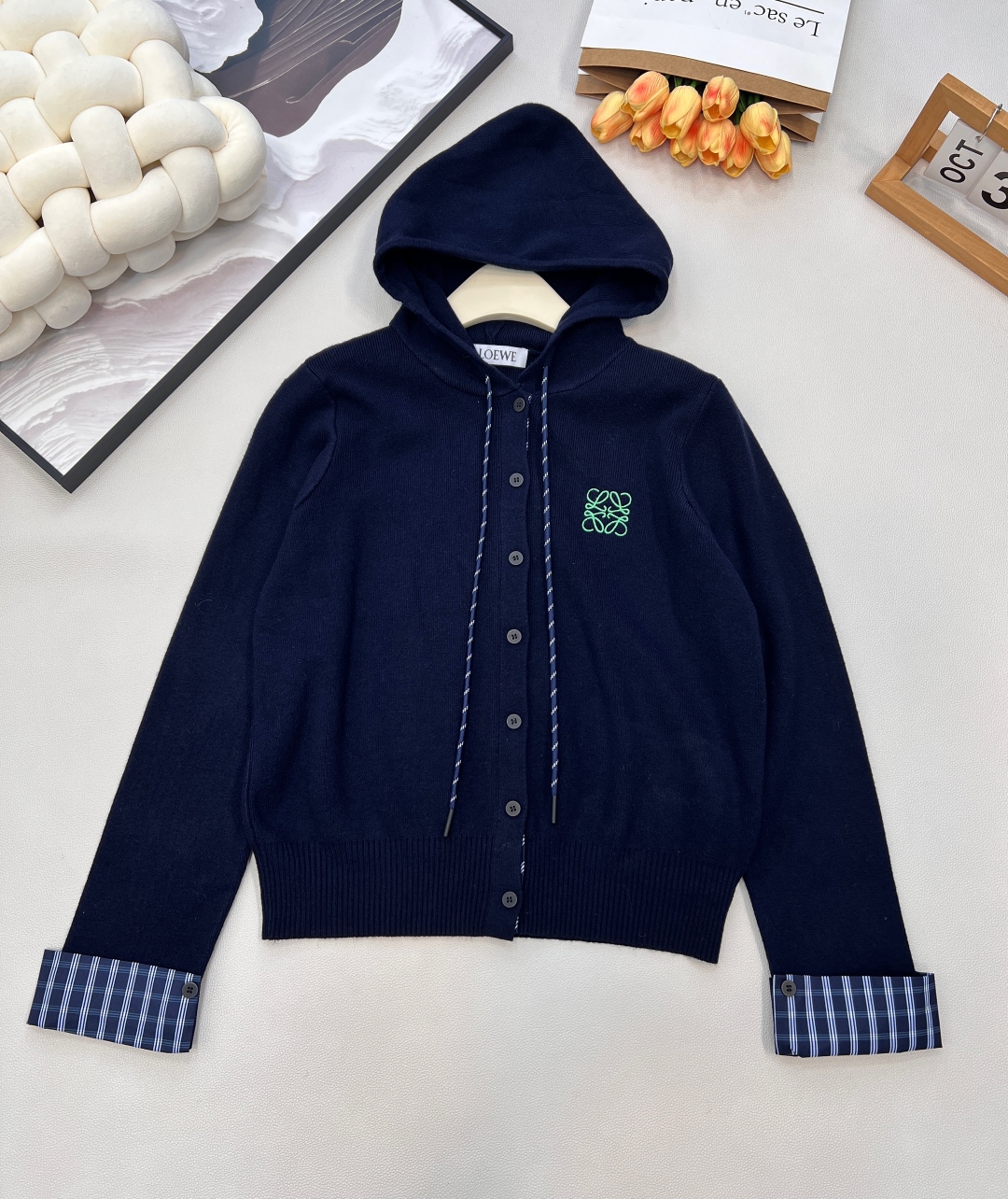 🆕Loewe2025新款连帽针织开衫，定制YB羊毛纱线织造，柔软亲肤，舒适弹力，连帽针织开衫剪裁，全开襟