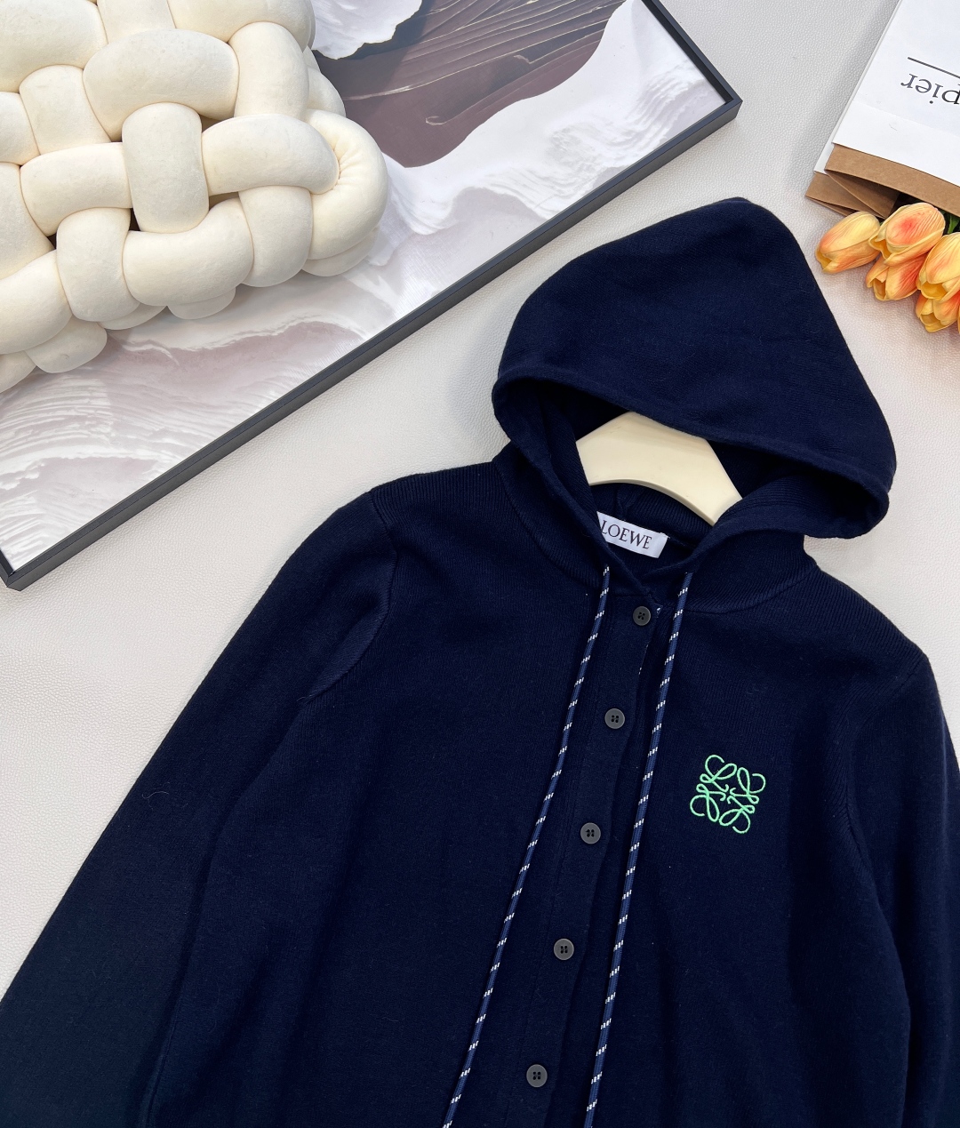🆕Loewe2025新款连帽针织开衫，定制YB羊毛纱线织造，柔软亲肤，舒适弹力，连帽针织开衫剪裁，全开襟