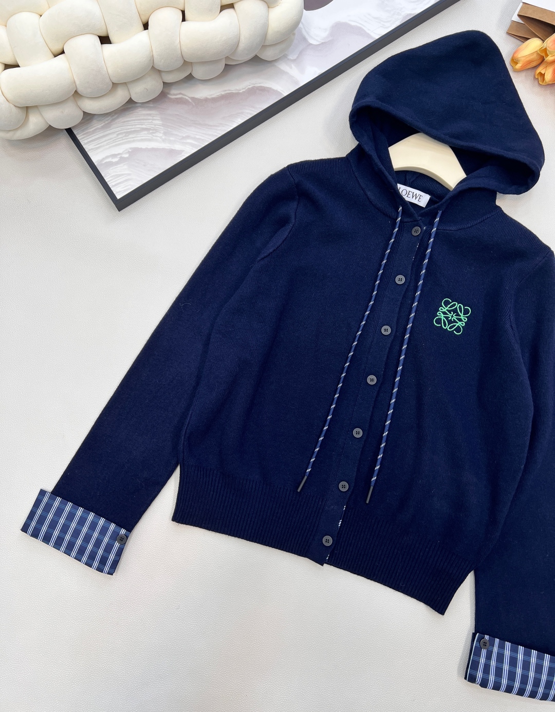 🆕Loewe2025新款连帽针织开衫，定制YB羊毛纱线织造，柔软亲肤，舒适弹力，连帽针织开衫剪裁，全开襟