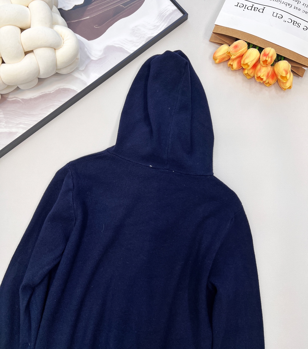 🆕Loewe2025新款连帽针织开衫，定制YB羊毛纱线织造，柔软亲肤，舒适弹力，连帽针织开衫剪裁，全开襟