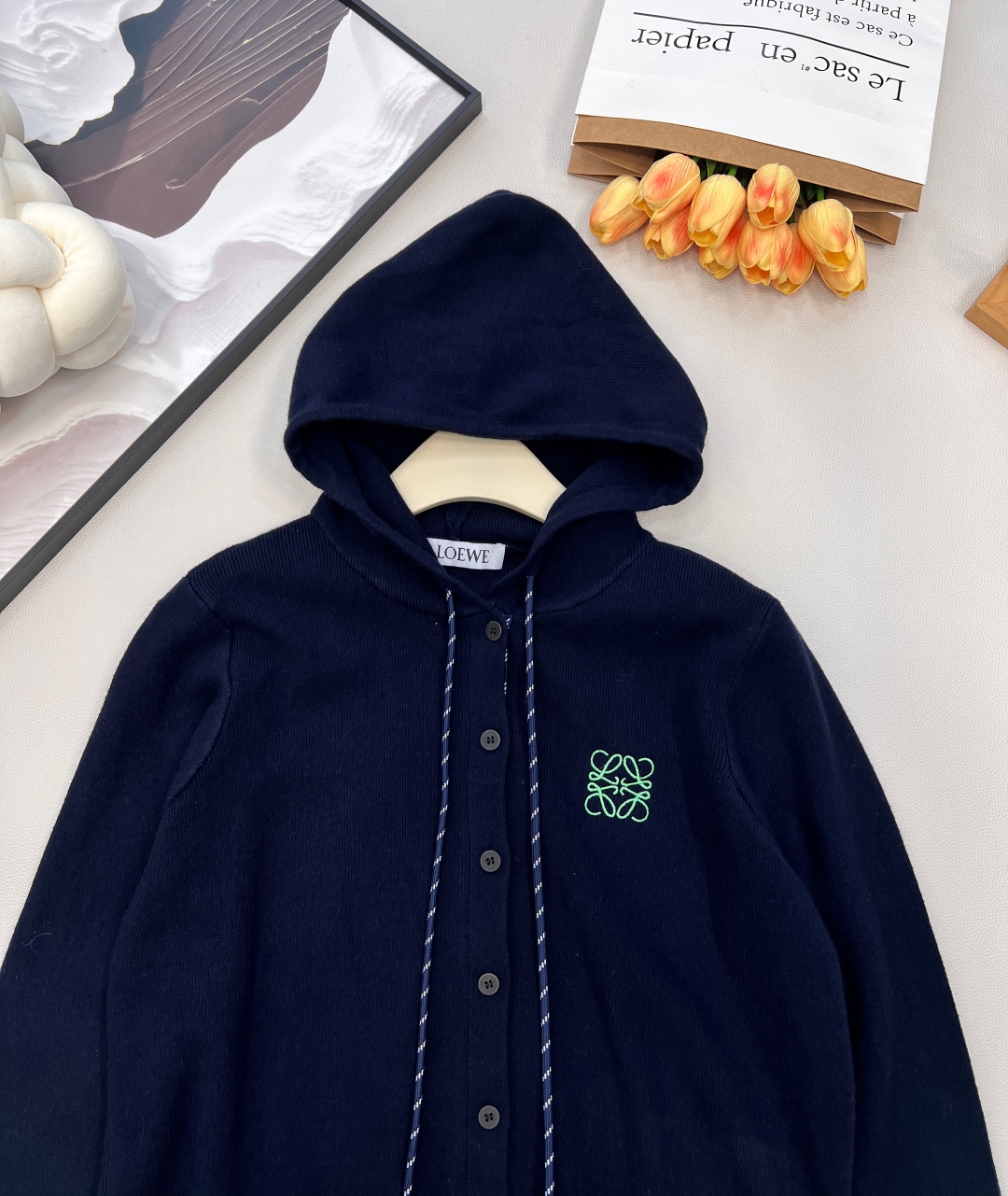 🆕Loewe2025新款连帽针织开衫，定制YB羊毛纱线织造，柔软亲肤，舒适弹力，连帽针织开衫剪裁，全开襟