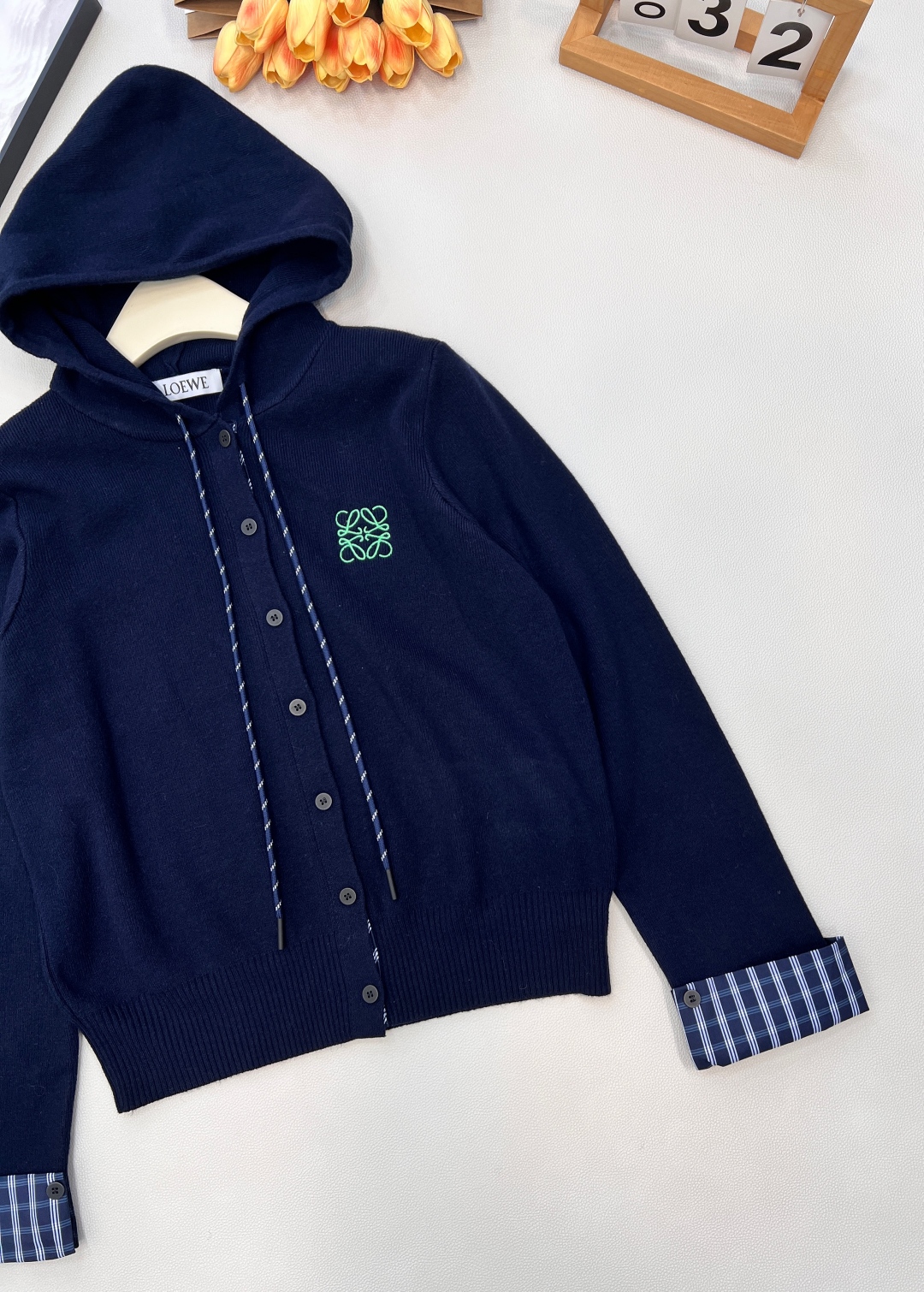 🆕Loewe2025新款连帽针织开衫，定制YB羊毛纱线织造，柔软亲肤，舒适弹力，连帽针织开衫剪裁，全开襟