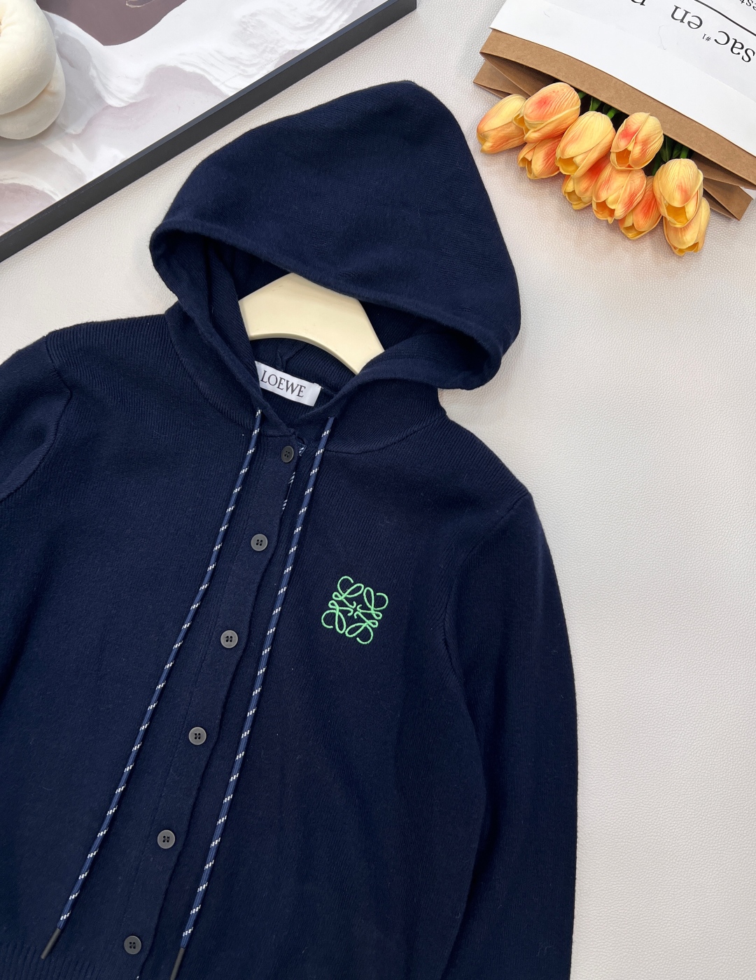 🆕Loewe2025新款连帽针织开衫，定制YB羊毛纱线织造，柔软亲肤，舒适弹力，连帽针织开衫剪裁，全开襟