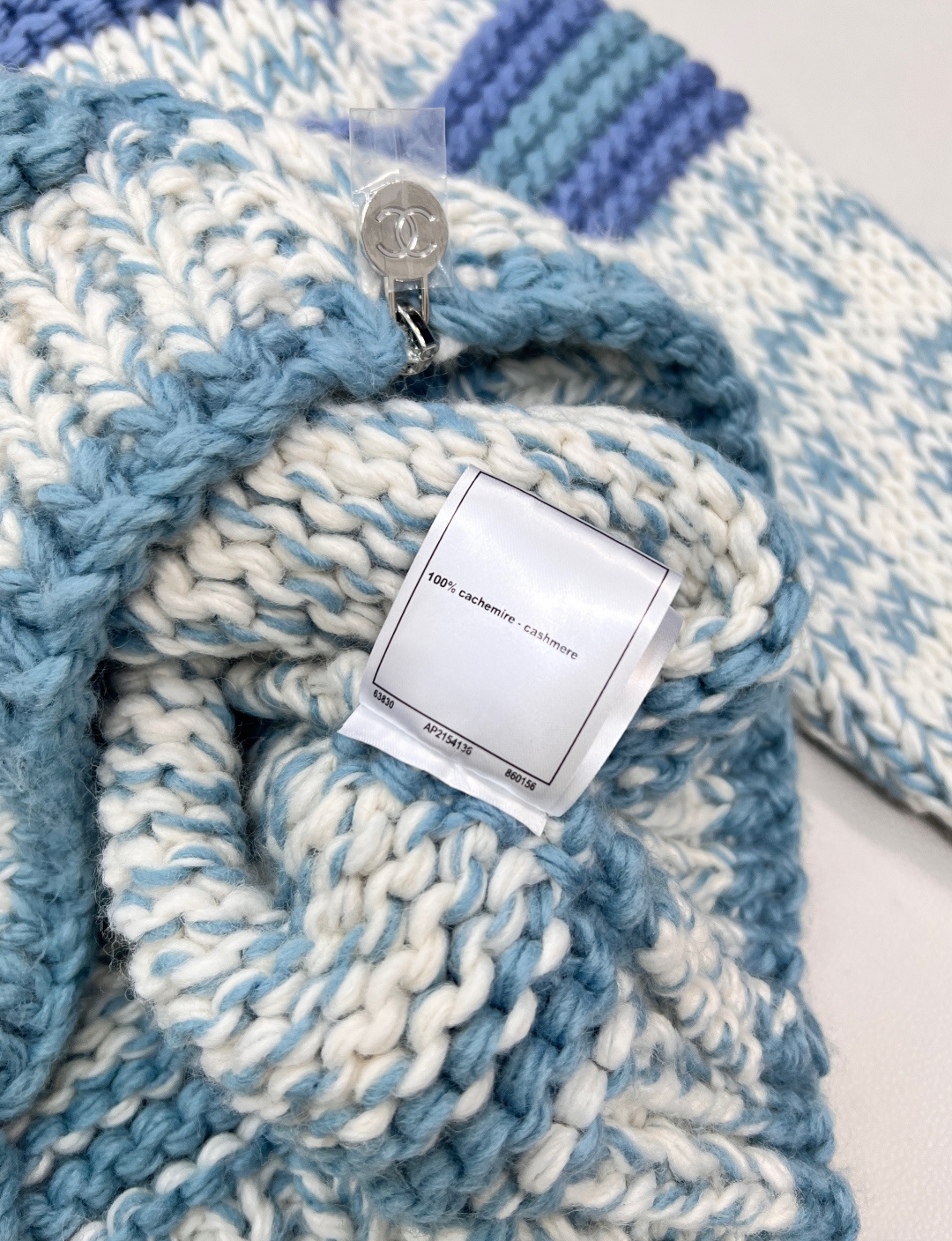 🆕 CHANEL粗针羊毛大开衫，粗棒针羊毛开衫，以宽松的廓形承载极致舒适。搭配标志性字母刺绣，将奢华感融