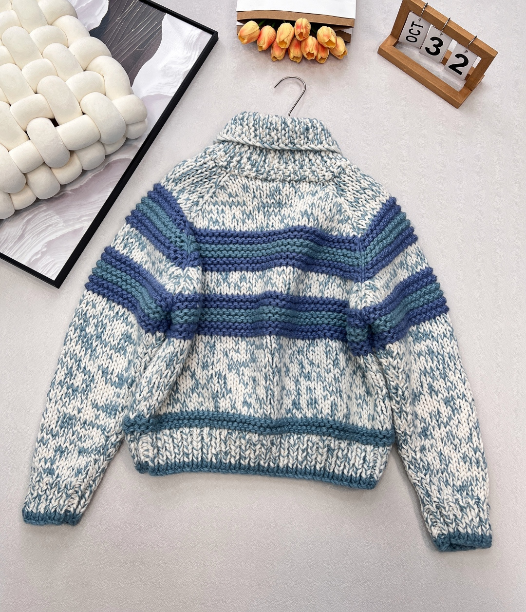 🆕 CHANEL粗针羊毛大开衫，粗棒针羊毛开衫，以宽松的廓形承载极致舒适。搭配标志性字母刺绣，将奢华感融