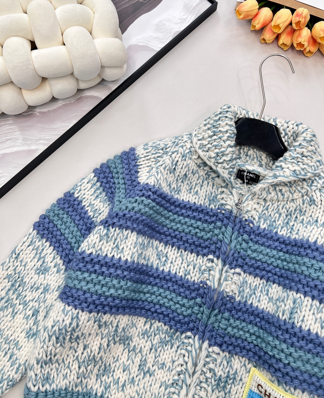 🆕 CHANEL粗针羊毛大开衫，粗棒针羊毛开衫，以宽松的廓形承载极致舒适。搭配标志性字母刺绣，将奢华感融