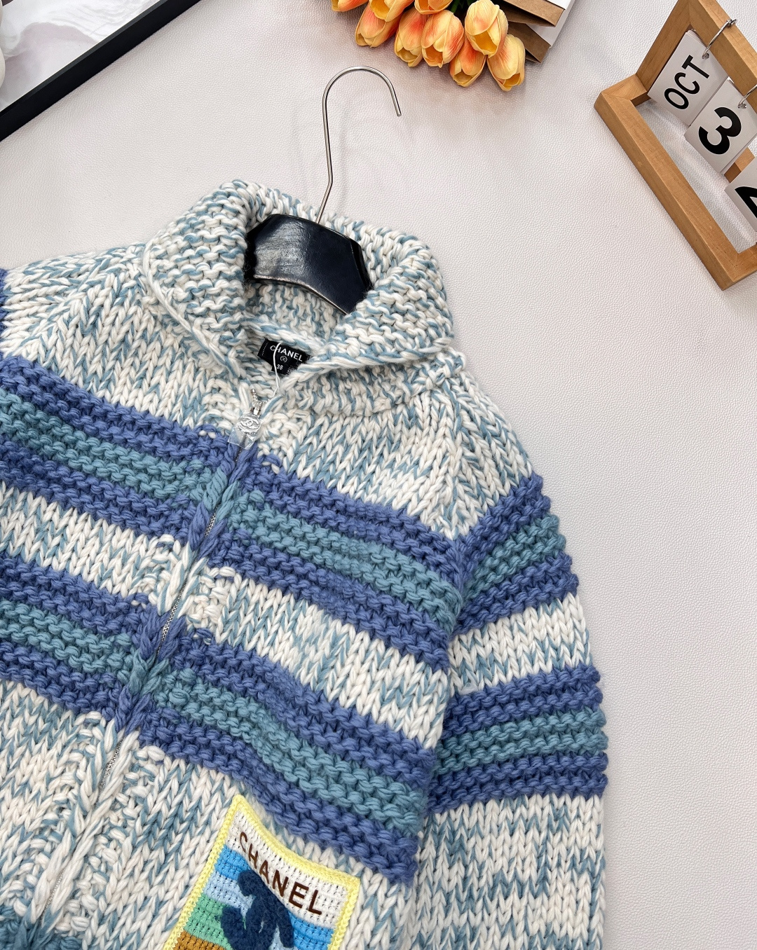 🆕 CHANEL粗针羊毛大开衫，粗棒针羊毛开衫，以宽松的廓形承载极致舒适。搭配标志性字母刺绣，将奢华感融