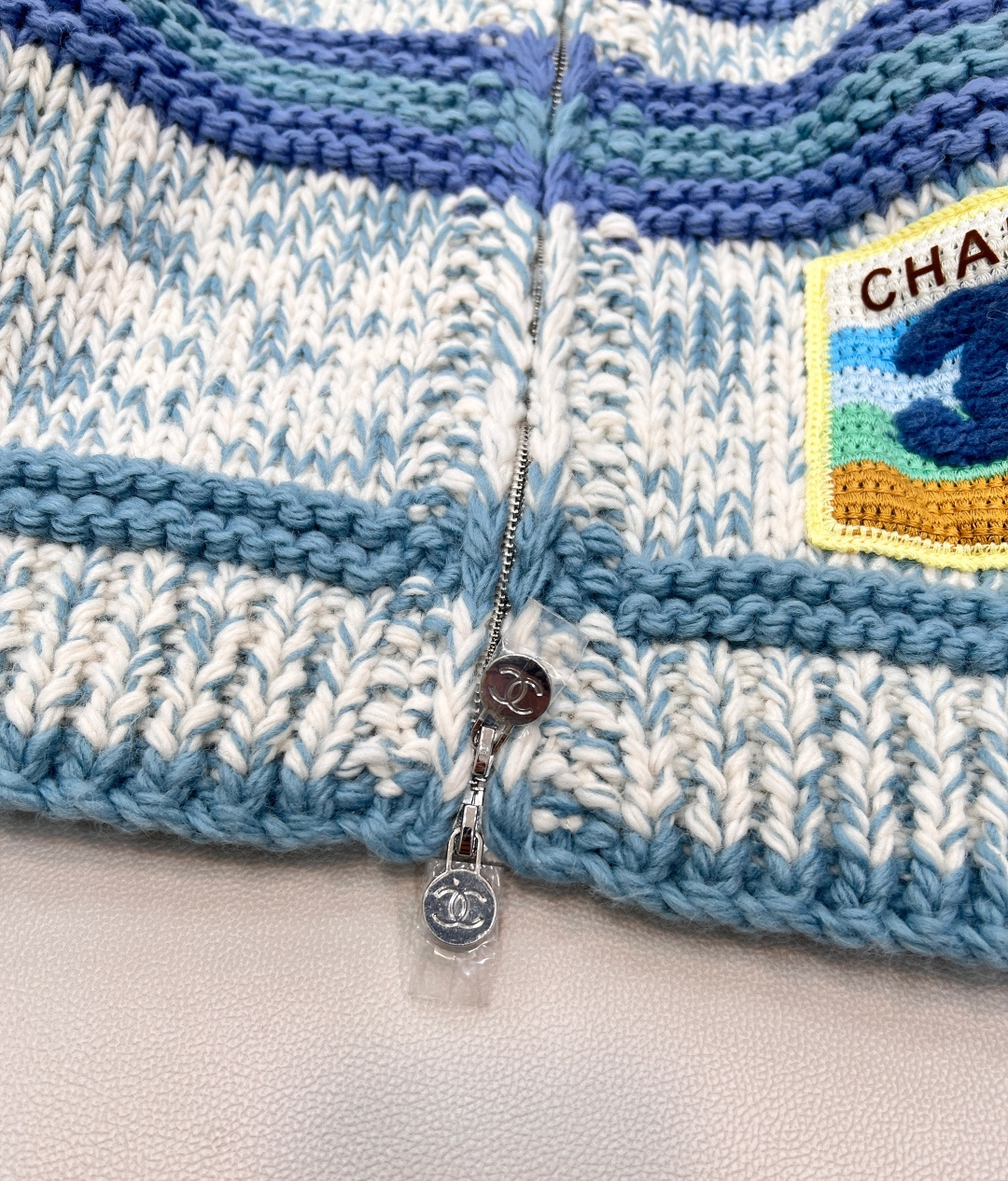 🆕 CHANEL粗针羊毛大开衫，粗棒针羊毛开衫，以宽松的廓形承载极致舒适。搭配标志性字母刺绣，将奢华感融