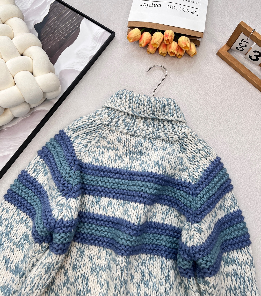 🆕 CHANEL粗针羊毛大开衫，粗棒针羊毛开衫，以宽松的廓形承载极致舒适。搭配标志性字母刺绣，将奢华感融