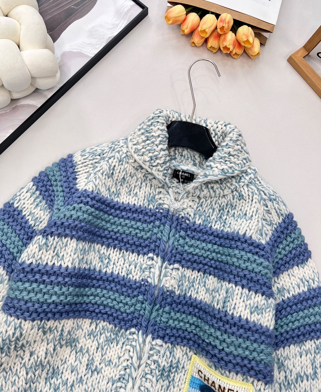 🆕 CHANEL粗针羊毛大开衫，粗棒针羊毛开衫，以宽松的廓形承载极致舒适。搭配标志性字母刺绣，将奢华感融