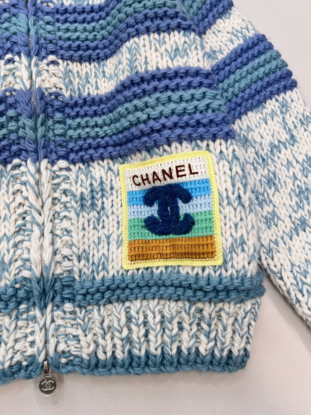 🆕 CHANEL粗针羊毛大开衫，粗棒针羊毛开衫，以宽松的廓形承载极致舒适。搭配标志性字母刺绣，将奢华感融