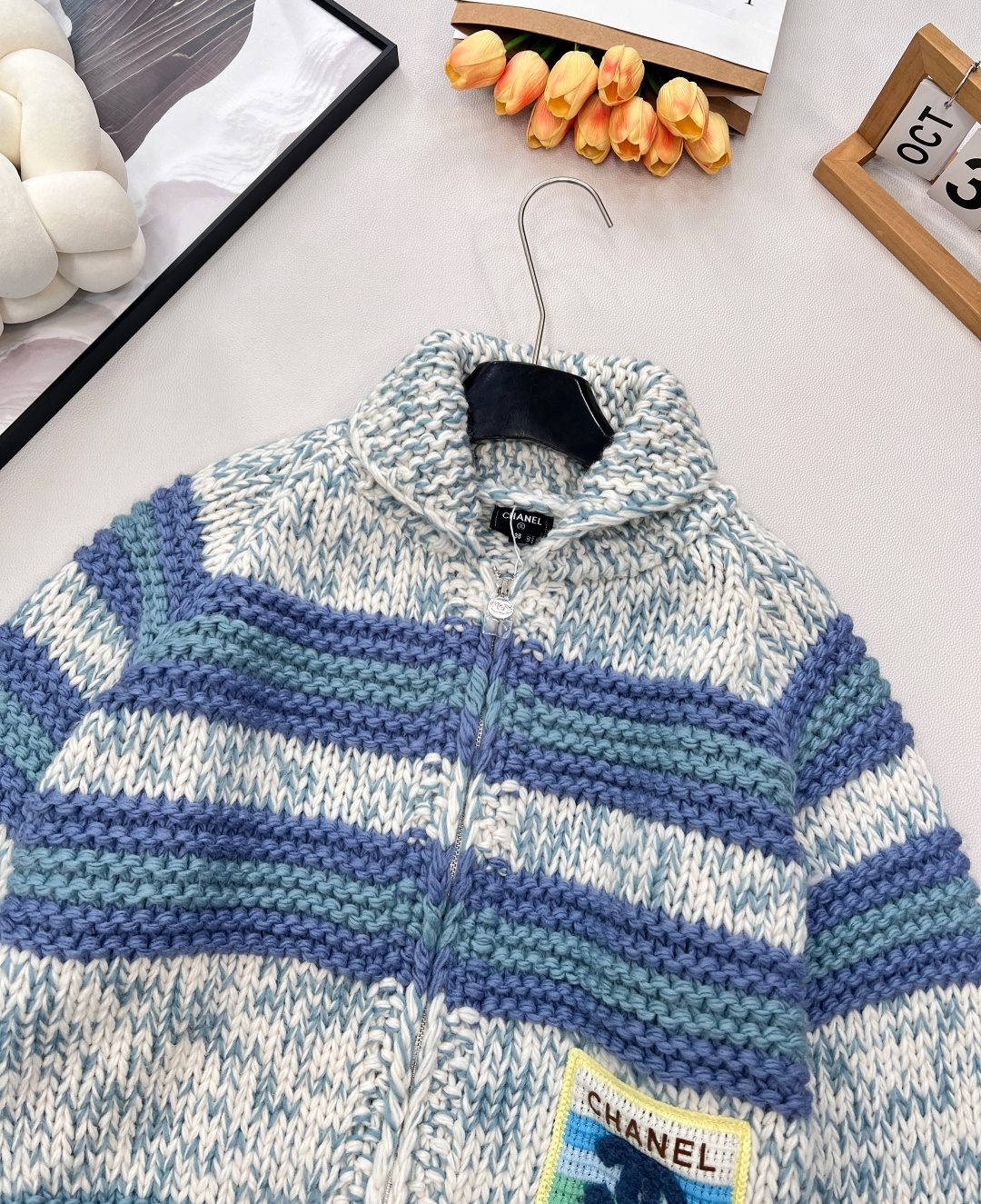 🆕 CHANEL粗针羊毛大开衫，粗棒针羊毛开衫，以宽松的廓形承载极致舒适。搭配标志性字母刺绣，将奢华感融