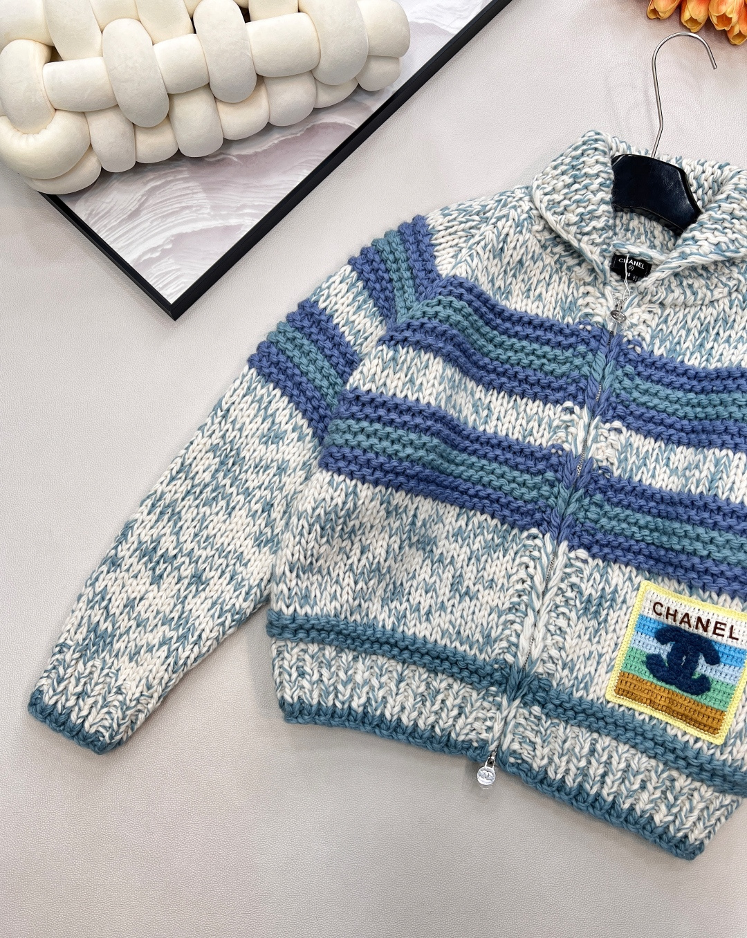 🆕 CHANEL粗针羊毛大开衫，粗棒针羊毛开衫，以宽松的廓形承载极致舒适。搭配标志性字母刺绣，将奢华感融