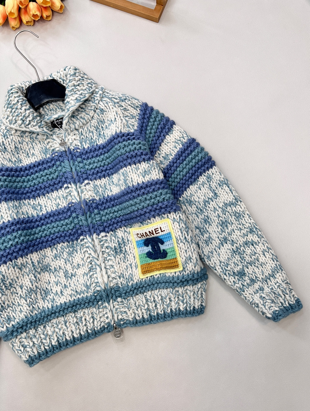 🆕 CHANEL粗针羊毛大开衫，粗棒针羊毛开衫，以宽松的廓形承载极致舒适。搭配标志性字母刺绣，将奢华感融