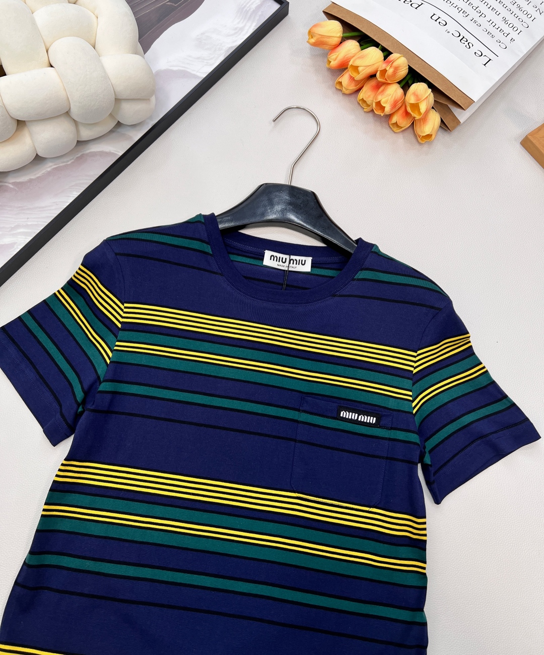 🆕Miu Miu26SS早春新款学院风条纹圆领短袖T恤丨⚠独家yb开发！高版出品！基础圆领+短袖的版型适