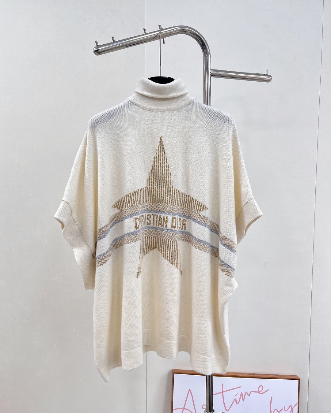 🆕 DIOR Alps滑雪系列🎿金色五角星字母高领针织斗篷柔软材质+高领设计，秋冬穿超舒服!高领斗篷式设