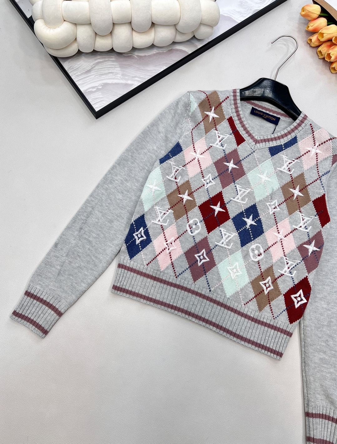 🆕Louis vuitton2025新款菱格刺绣针织套头毛衣，定制YB羊毛纱线织造，质感细腻，穿搭舒适，