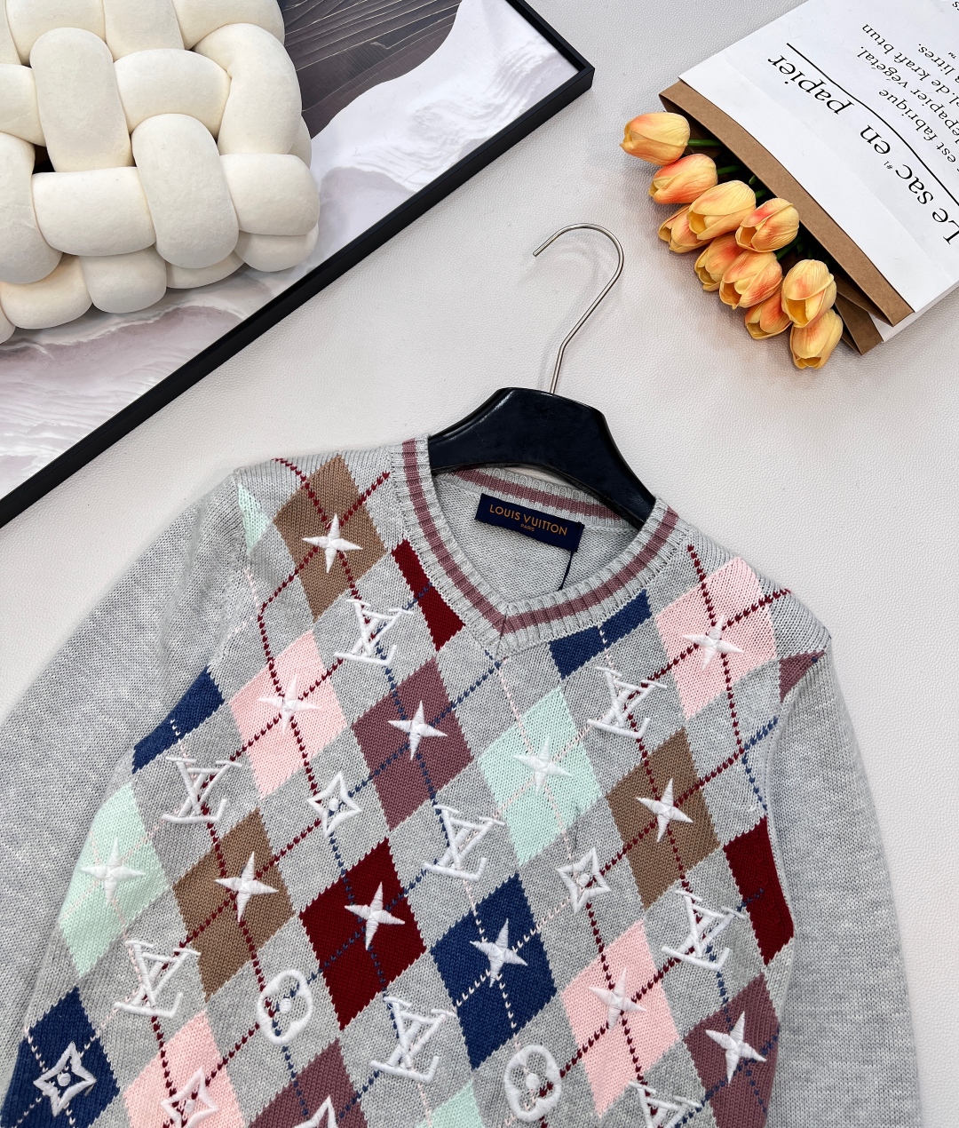 🆕Louis vuitton2025新款菱格刺绣针织套头毛衣，定制YB羊毛纱线织造，质感细腻，穿搭舒适，