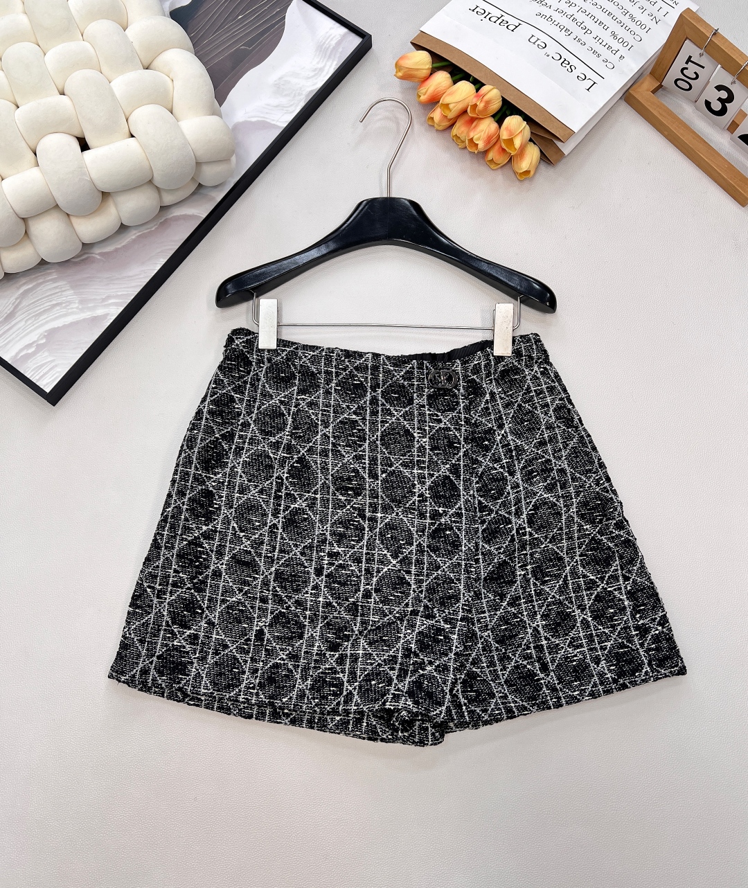 🆕 DIOR 25早春系列戴妃藤格纹粗花呢裤裙——经典重塑，优雅进阶—— 🌊 灵感定格 · 法式浪漫邂逅