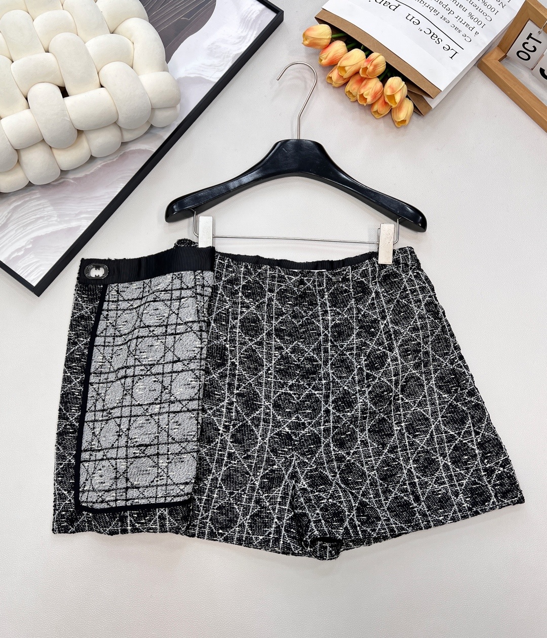 🆕 DIOR 25早春系列戴妃藤格纹粗花呢裤裙——经典重塑,优雅进阶—— 🌊 灵感定格 · 法式浪漫邂逅