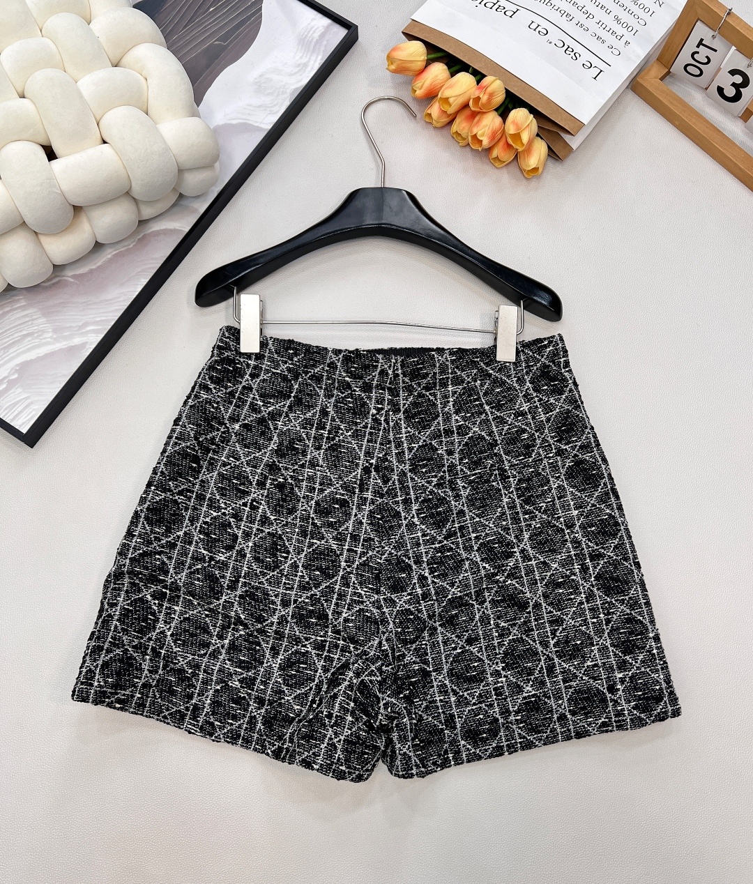 🆕 DIOR 25早春系列戴妃藤格纹粗花呢裤裙——经典重塑,优雅进阶—— 🌊 灵感定格 · 法式浪漫邂逅