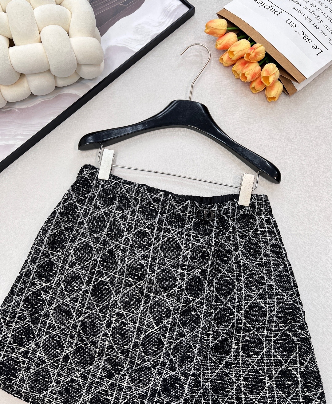 🆕 DIOR 25早春系列戴妃藤格纹粗花呢裤裙——经典重塑,优雅进阶—— 🌊 灵感定格 · 法式浪漫邂逅