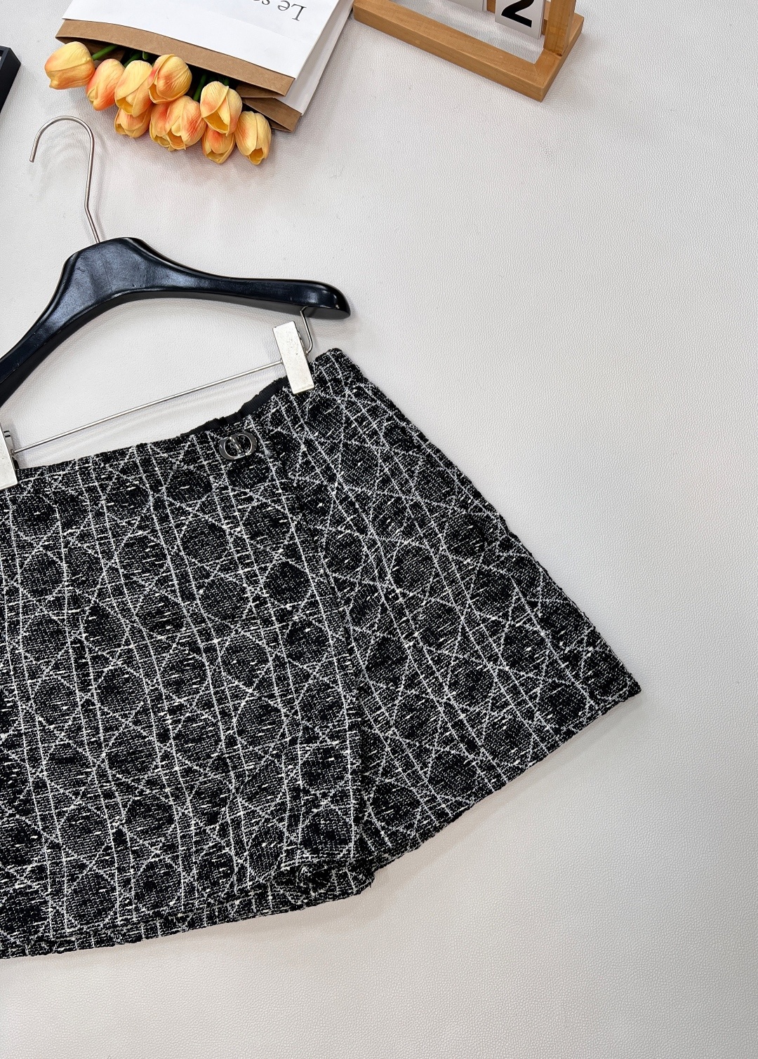 🆕 DIOR 25早春系列戴妃藤格纹粗花呢裤裙——经典重塑,优雅进阶—— 🌊 灵感定格 · 法式浪漫邂逅