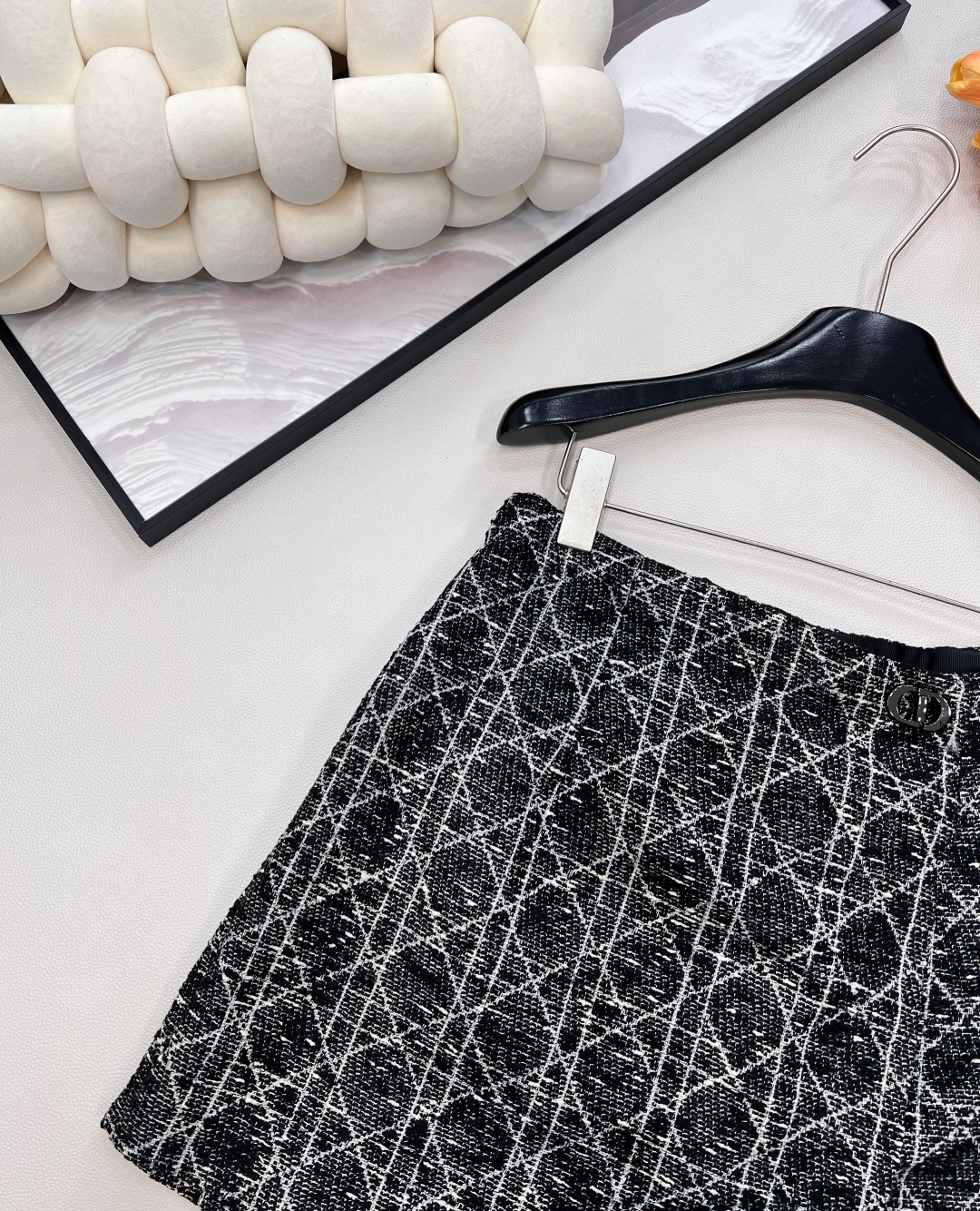 🆕 DIOR 25早春系列戴妃藤格纹粗花呢裤裙——经典重塑,优雅进阶—— 🌊 灵感定格 · 法式浪漫邂逅