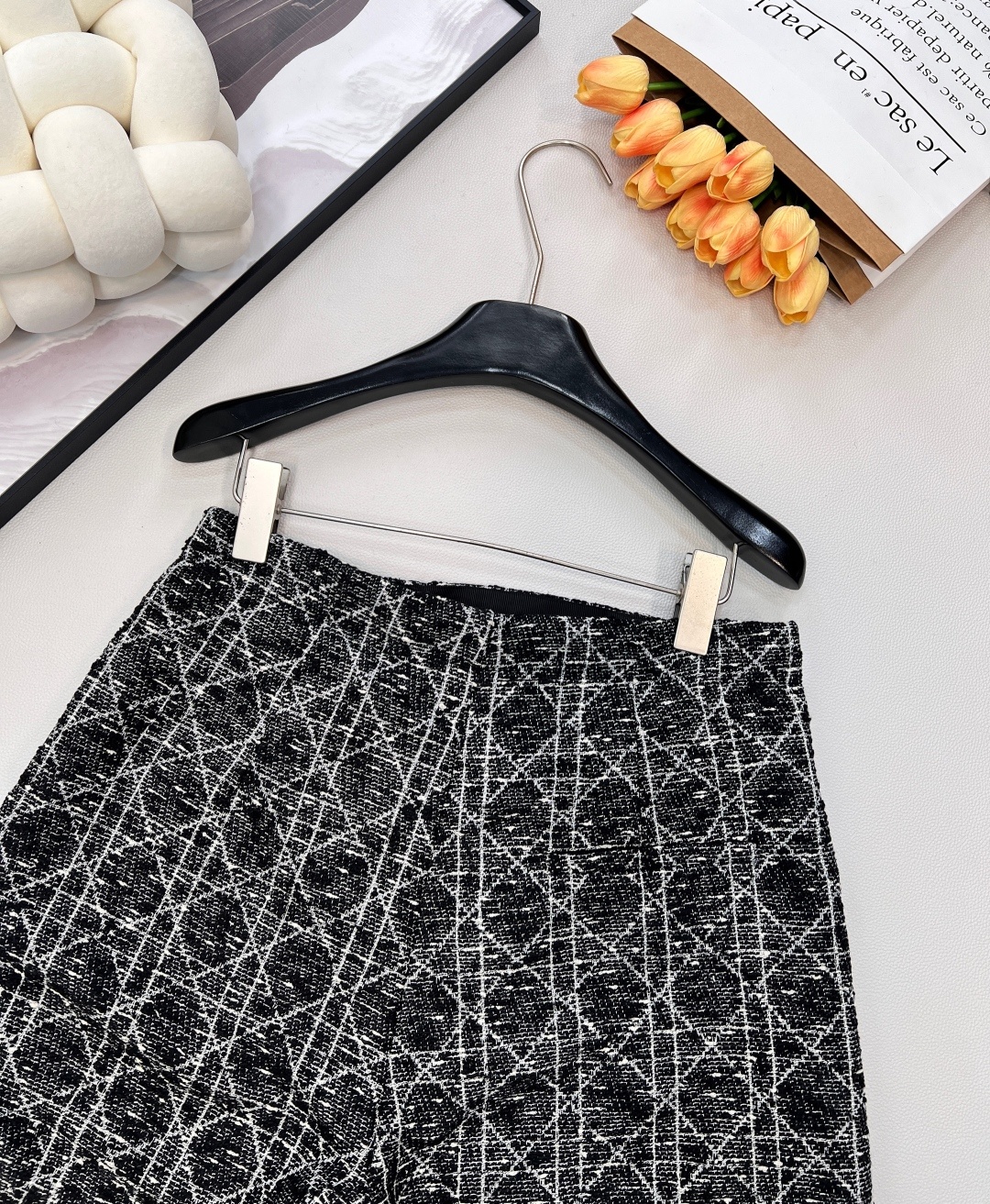 🆕 DIOR 25早春系列戴妃藤格纹粗花呢裤裙——经典重塑,优雅进阶—— 🌊 灵感定格 · 法式浪漫邂逅