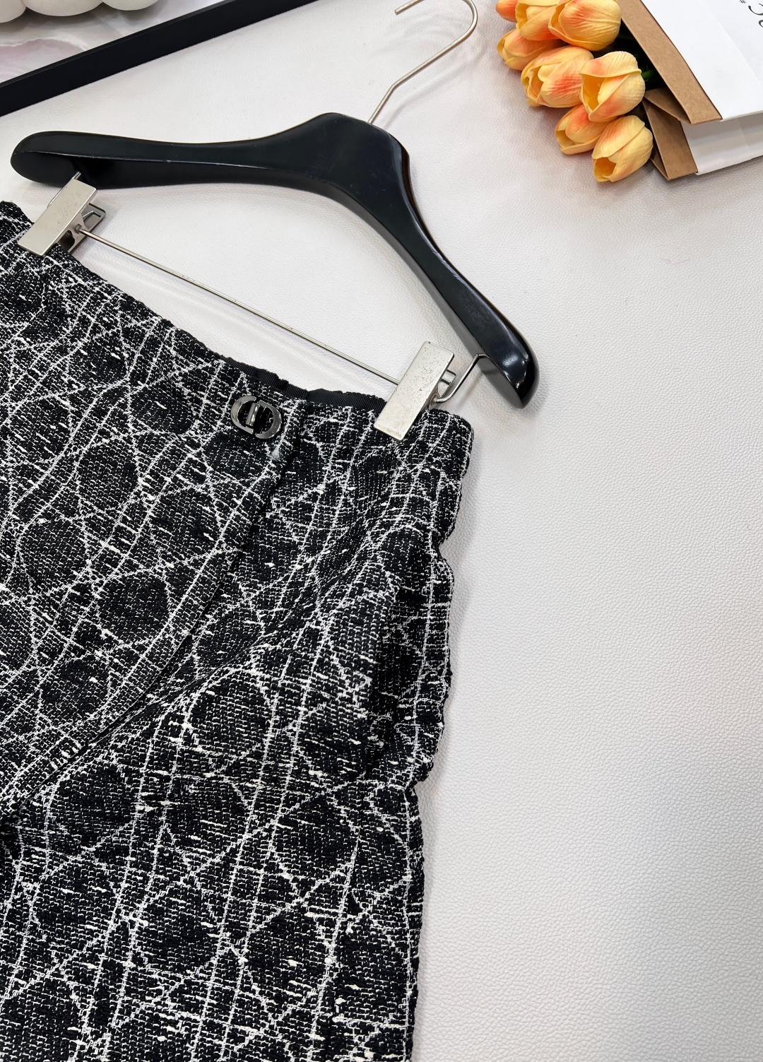 🆕 DIOR 25早春系列戴妃藤格纹粗花呢裤裙——经典重塑,优雅进阶—— 🌊 灵感定格 · 法式浪漫邂逅