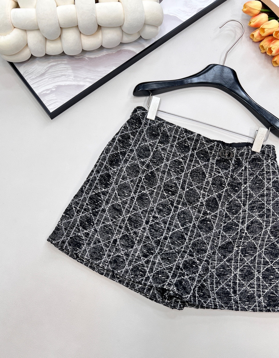 🆕 DIOR 25早春系列戴妃藤格纹粗花呢裤裙——经典重塑,优雅进阶—— 🌊 灵感定格 · 法式浪漫邂逅