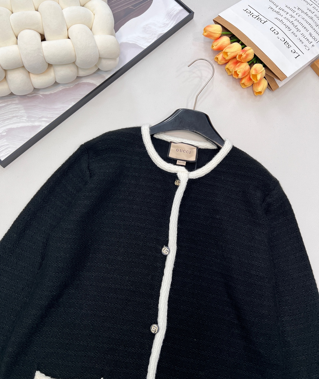 🆕Gucci 2025新款针织圆领开衫。定制的羊毛纱线，细腻针织纹理为笔，在衣身织就质感底色，圆领设计简