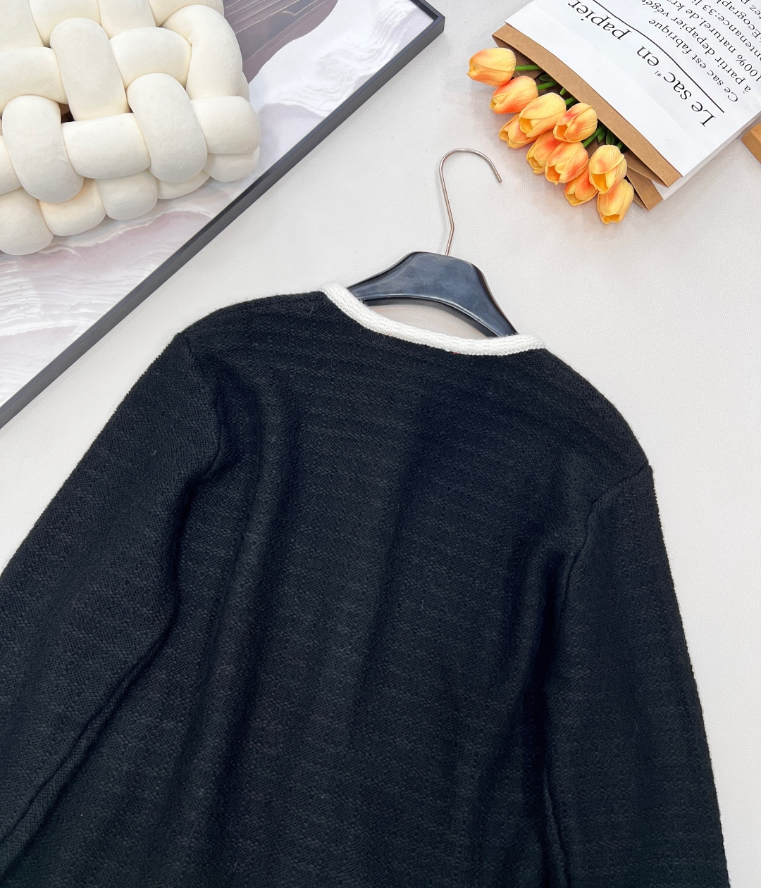 🆕Gucci 2025新款针织圆领开衫。定制的羊毛纱线，细腻针织纹理为笔，在衣身织就质感底色，圆领设计简