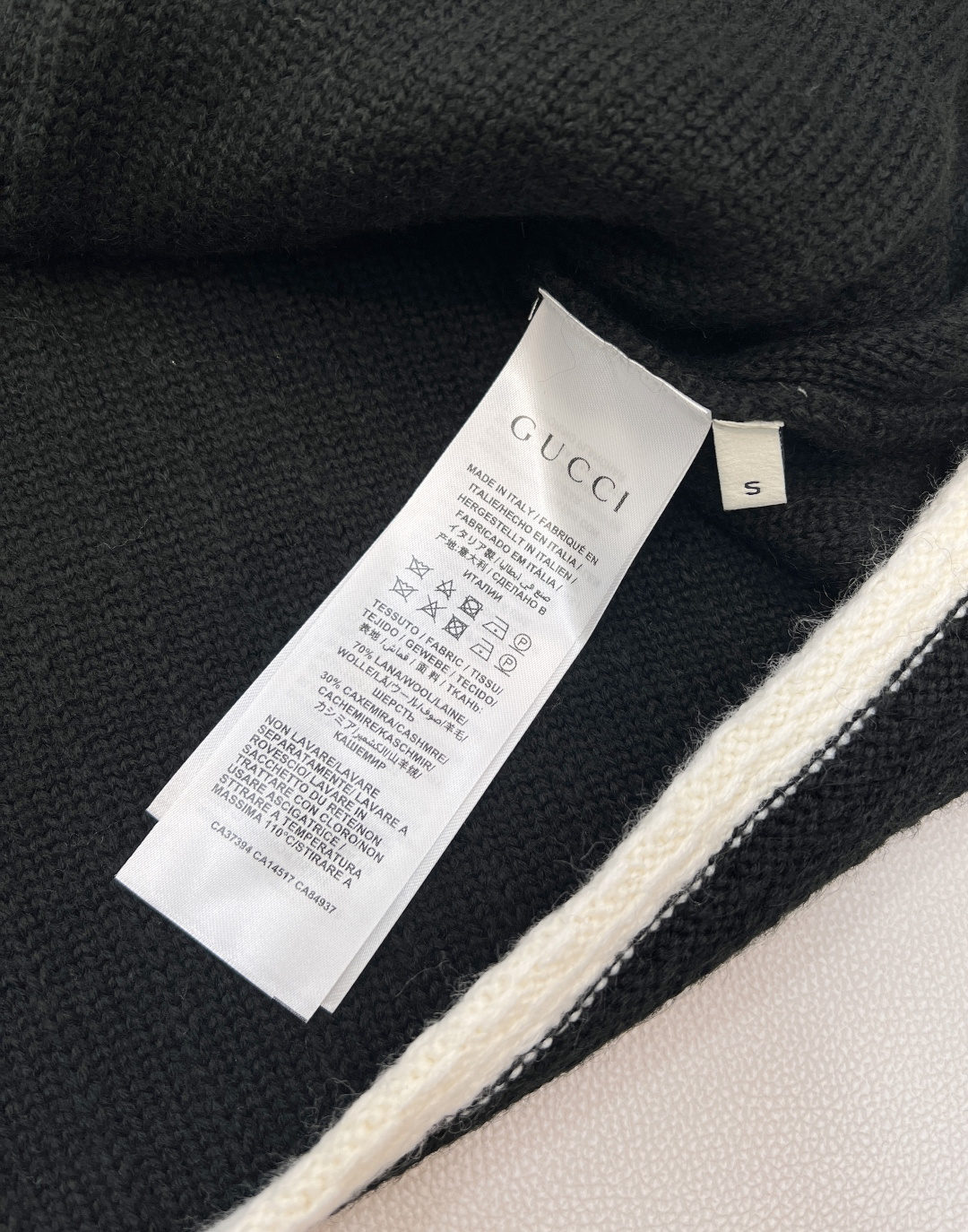 🆕Gucci 2025新款针织圆领开衫。定制的羊毛纱线，细腻针织纹理为笔，在衣身织就质感底色，圆领设计简