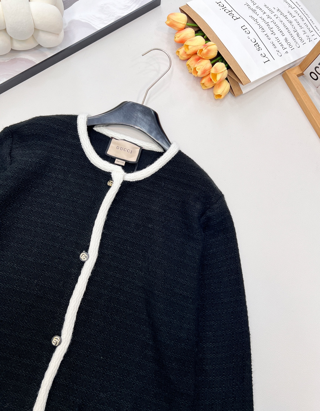 🆕Gucci 2025新款针织圆领开衫。定制的羊毛纱线，细腻针织纹理为笔，在衣身织就质感底色，圆领设计简