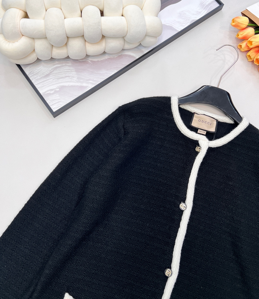 🆕Gucci 2025新款针织圆领开衫。定制的羊毛纱线，细腻针织纹理为笔，在衣身织就质感底色，圆领设计简