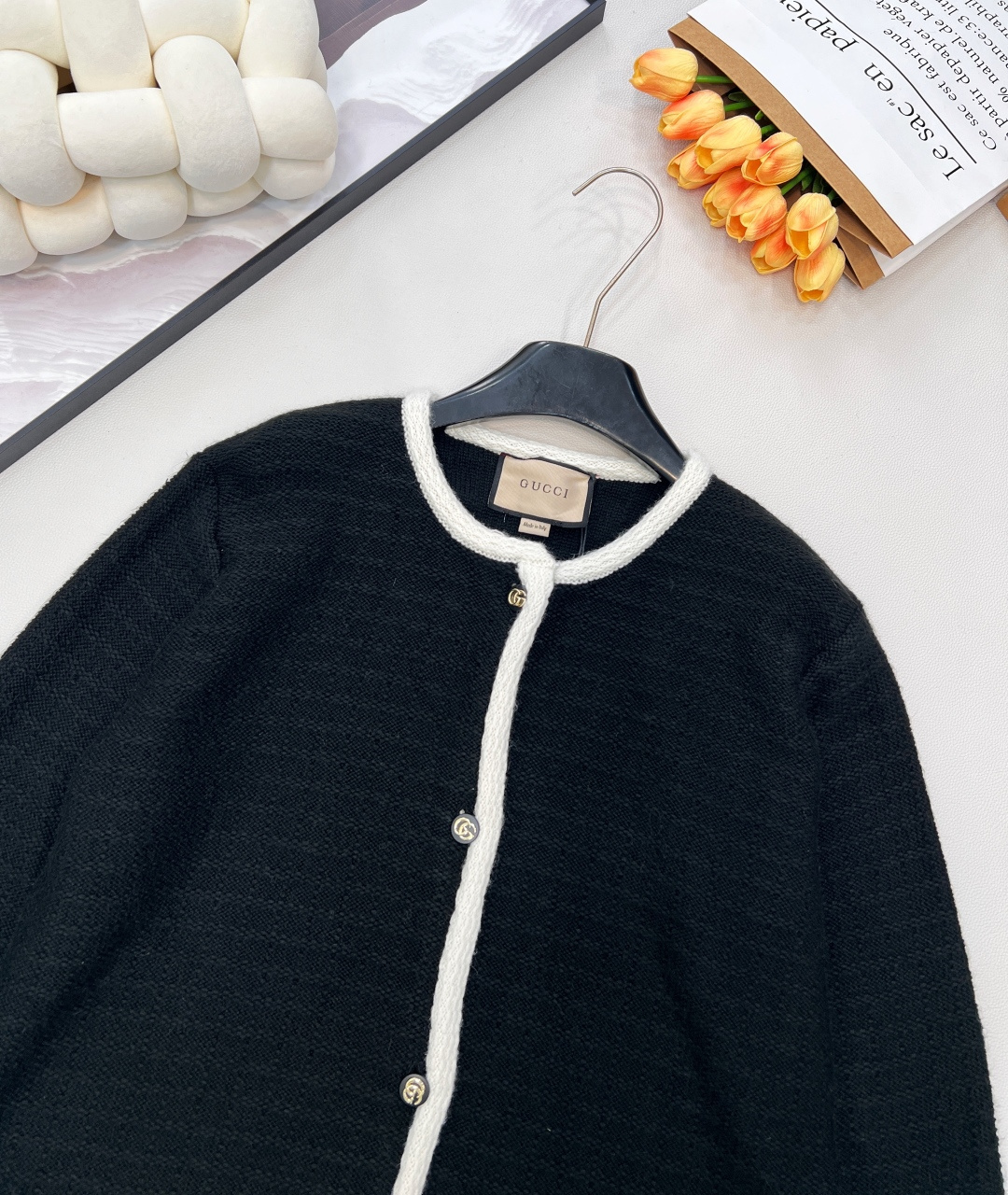 🆕Gucci 2025新款针织圆领开衫。定制的羊毛纱线，细腻针织纹理为笔，在衣身织就质感底色，圆领设计简