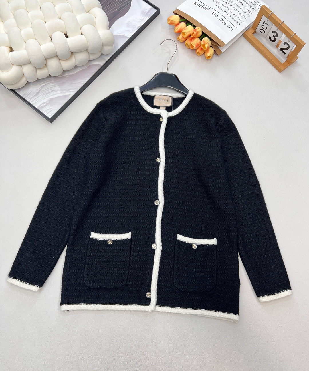 🆕Gucci 2025新款针织圆领开衫。定制的羊毛纱线，细腻针织纹理为笔，在衣身织就质感底色，圆领设计简