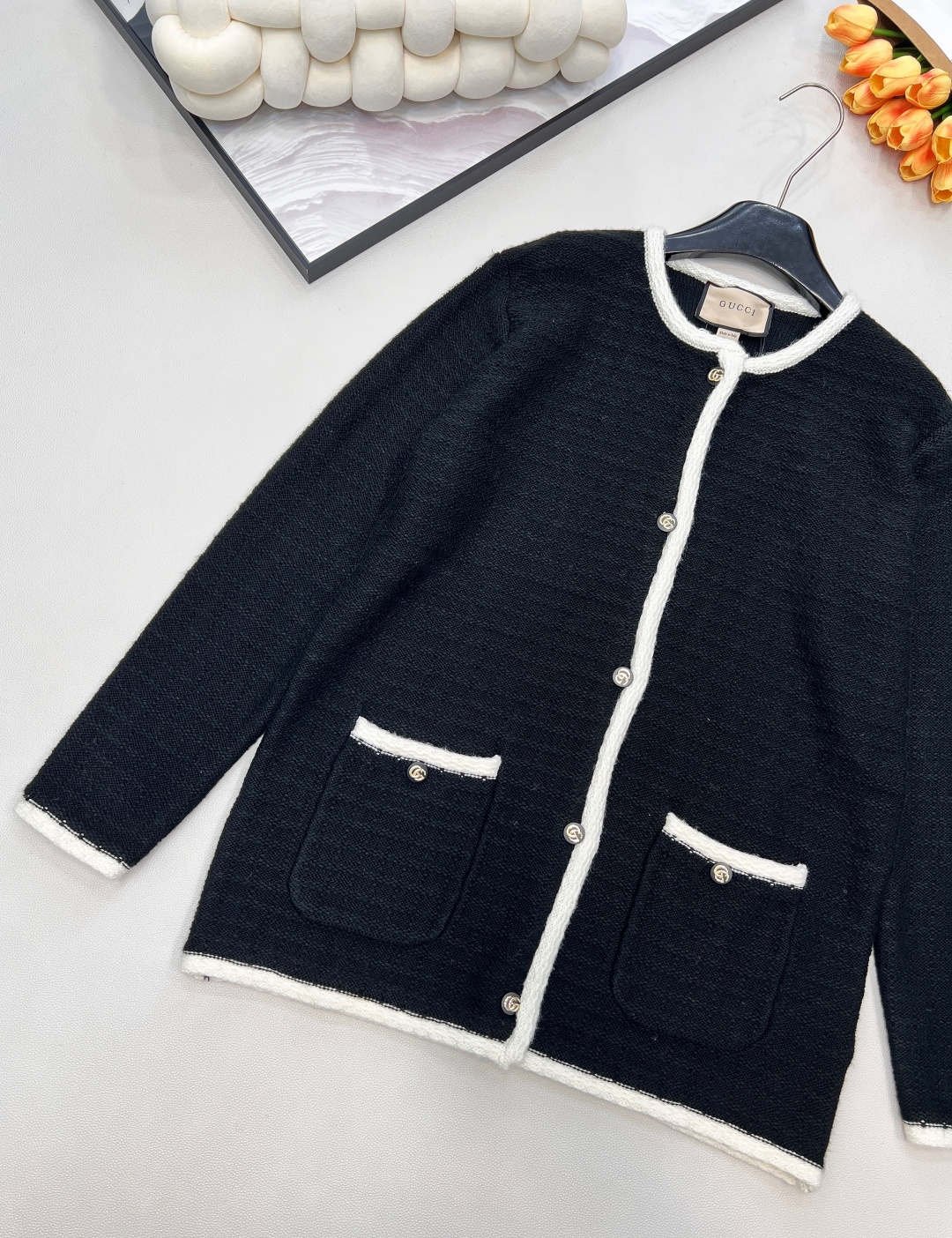 🆕Gucci 2025新款针织圆领开衫。定制的羊毛纱线，细腻针织纹理为笔，在衣身织就质感底色，圆领设计简