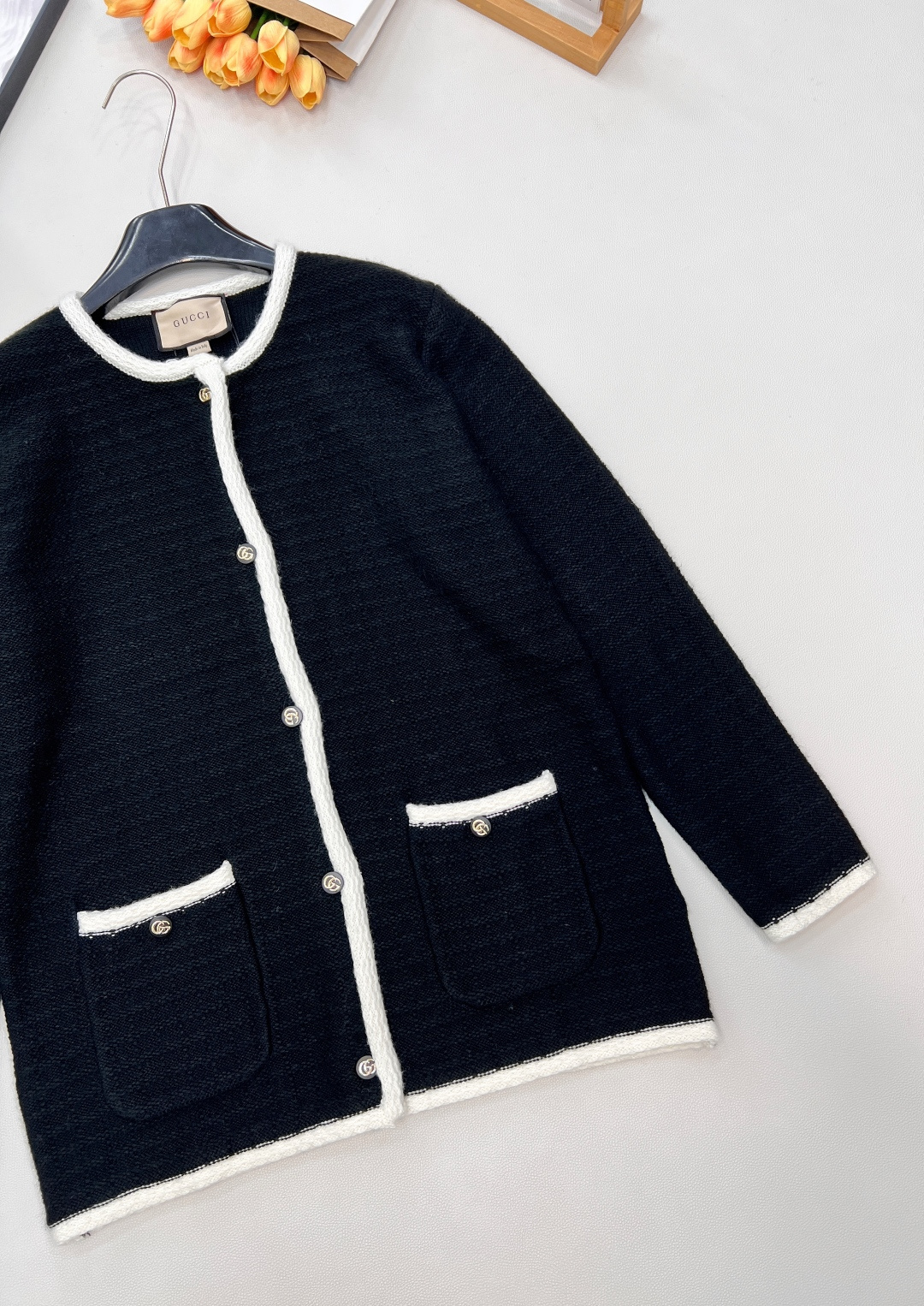 🆕Gucci 2025新款针织圆领开衫。定制的羊毛纱线，细腻针织纹理为笔，在衣身织就质感底色，圆领设计简