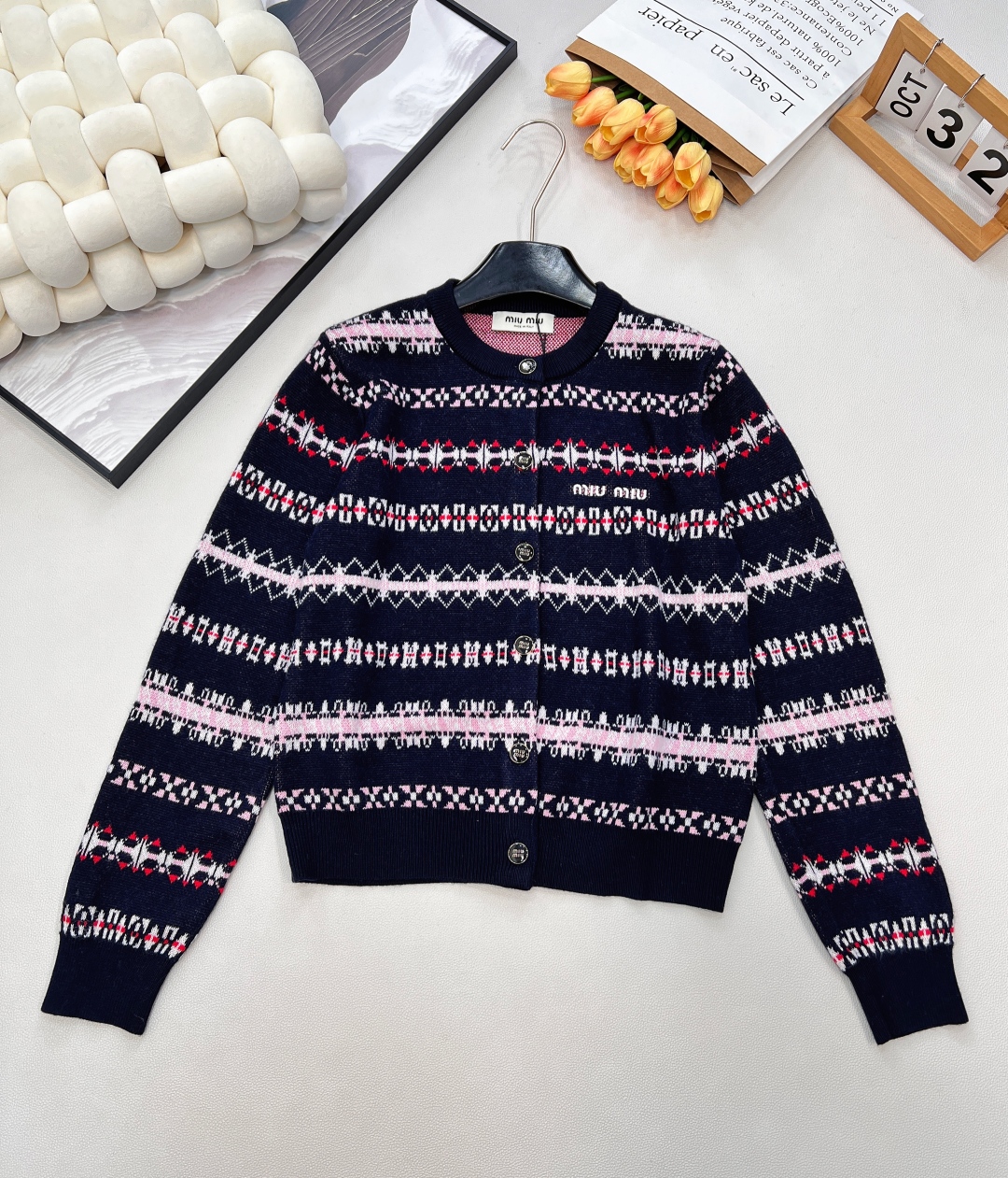 🆕Miu Miu 2025新款复古提花针织开衫，定制的羊毛沙溪，当复古纹样邂逅现代针织工艺，开衫以藏青为