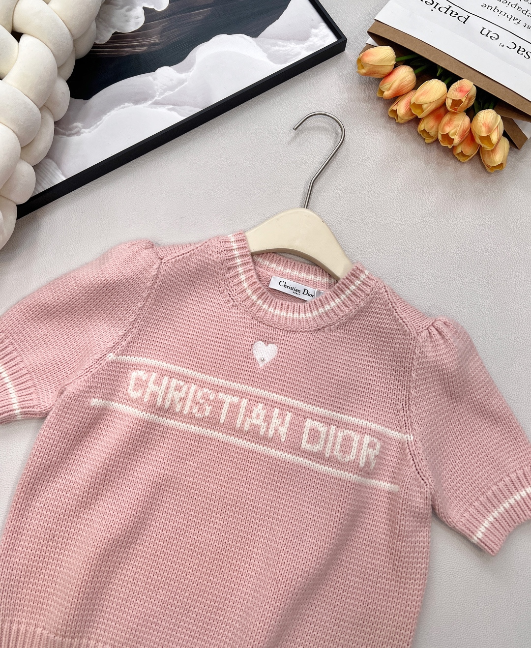🆕Dior26Ss早春新款粉嫩限定爱心刺绣短袖针织衫丨⚠独家yb开发！高版出品！樱花粉针织面料，自带柔和