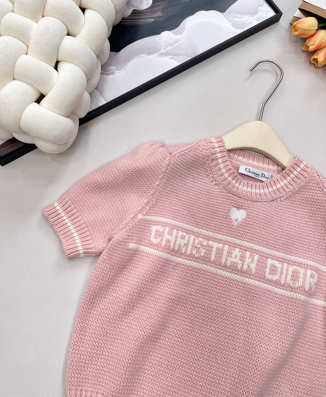 🆕Dior26Ss早春新款粉嫩限定爱心刺绣短袖针织衫丨⚠独家yb开发！高版出品！樱花粉针织面料，自带柔和