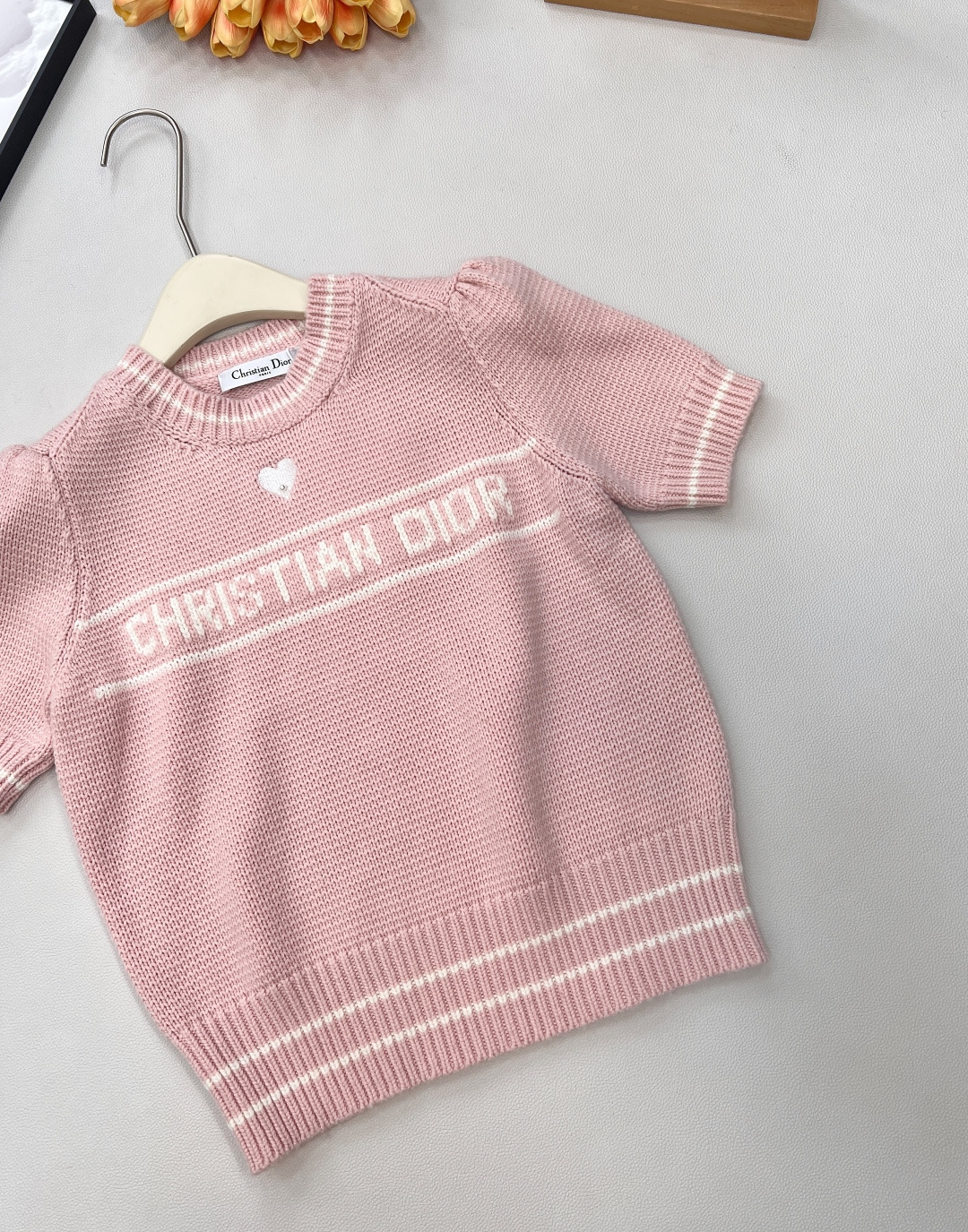 🆕Dior26Ss早春新款粉嫩限定爱心刺绣短袖针织衫丨⚠独家yb开发！高版出品！樱花粉针织面料，自带柔和