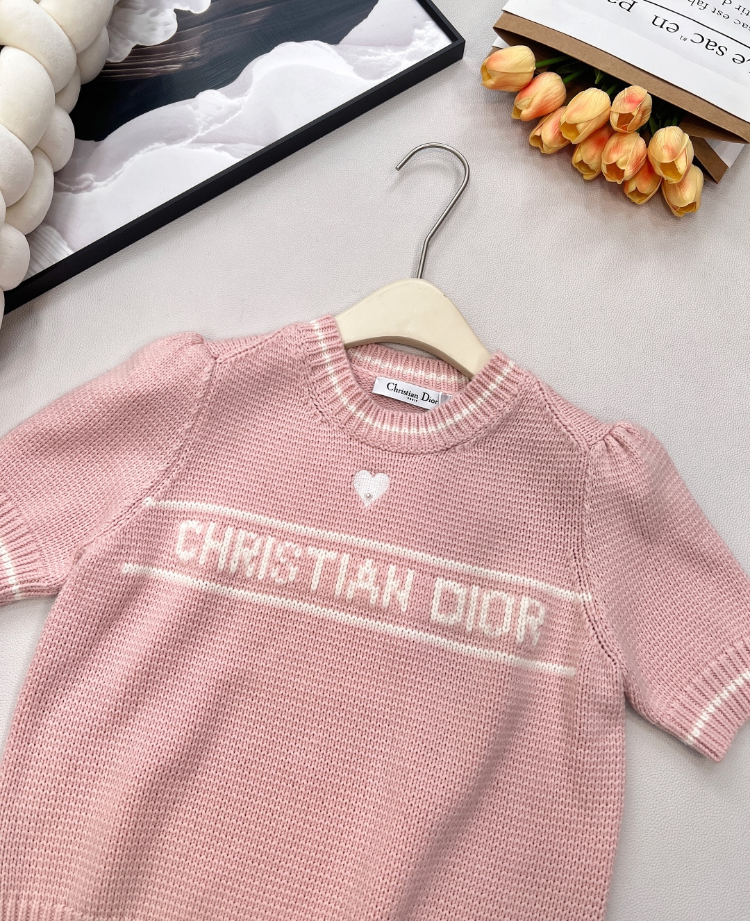 🆕Dior26Ss早春新款粉嫩限定爱心刺绣短袖针织衫丨⚠独家yb开发！高版出品！樱花粉针织面料，自带柔和