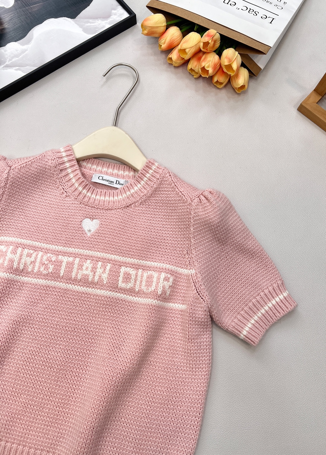 🆕Dior26Ss早春新款粉嫩限定爱心刺绣短袖针织衫丨⚠独家yb开发！高版出品！樱花粉针织面料，自带柔和