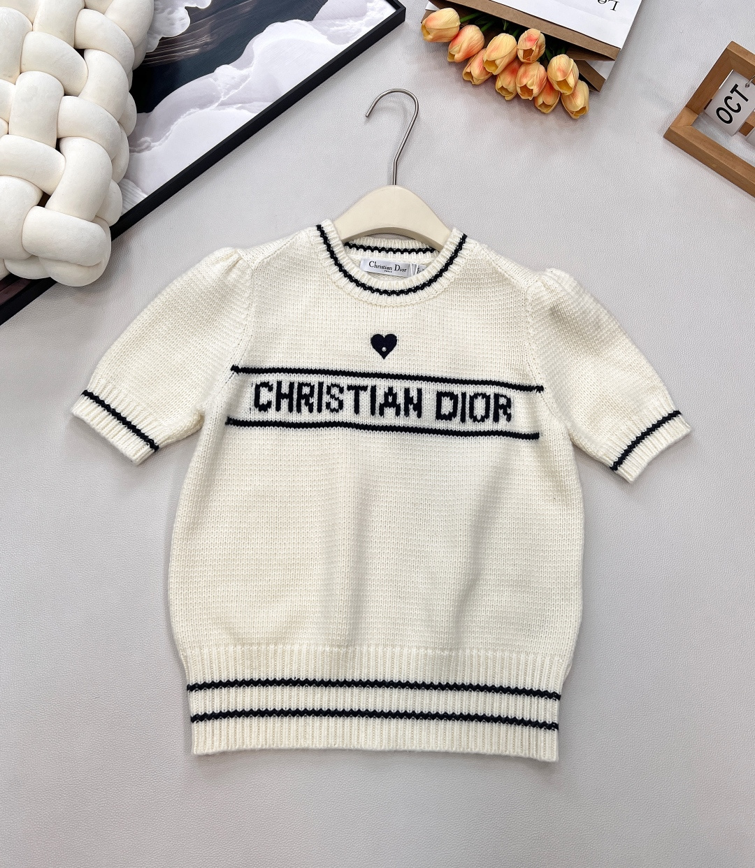 NO:578501,Dior26Ss early spring new pink limited-edition love embroidered short-sleeved sweater丨exclusively developed by yb!  High quality production!  Cherry blossom pink knitted fabric has a soft matte texture and a three-dimensional love heart decoration on the chest, which is the finishing touch of the sweet design. The slightly puffed short-sleeved version weakens the shoulder line while adding a sense of femininity, adapting to various body shapes. It is the standard answer to the 'sweet sophistication' in the early spring wardrobe. Complete with three standards, two colors available. Size sml code, dior, T-shirt, alexander wang19860909Dior26Ss早春新款粉嫩限定爱心刺绣短袖针织衫丨独家yb开发！高版出品！樱花粉针织面料,自带柔和雾面质感,胸口立体爱心装饰,是甜系设计的点睛之笔,微膨的短袖版型,弱化肩线的同时增添柔美感,适配各种身形.是早春衣橱里“甜系精致感”的标准答案.三标齐全,两色出 尺码sml 编码,,dior,T-shirt,alexander wang,Women's clothing