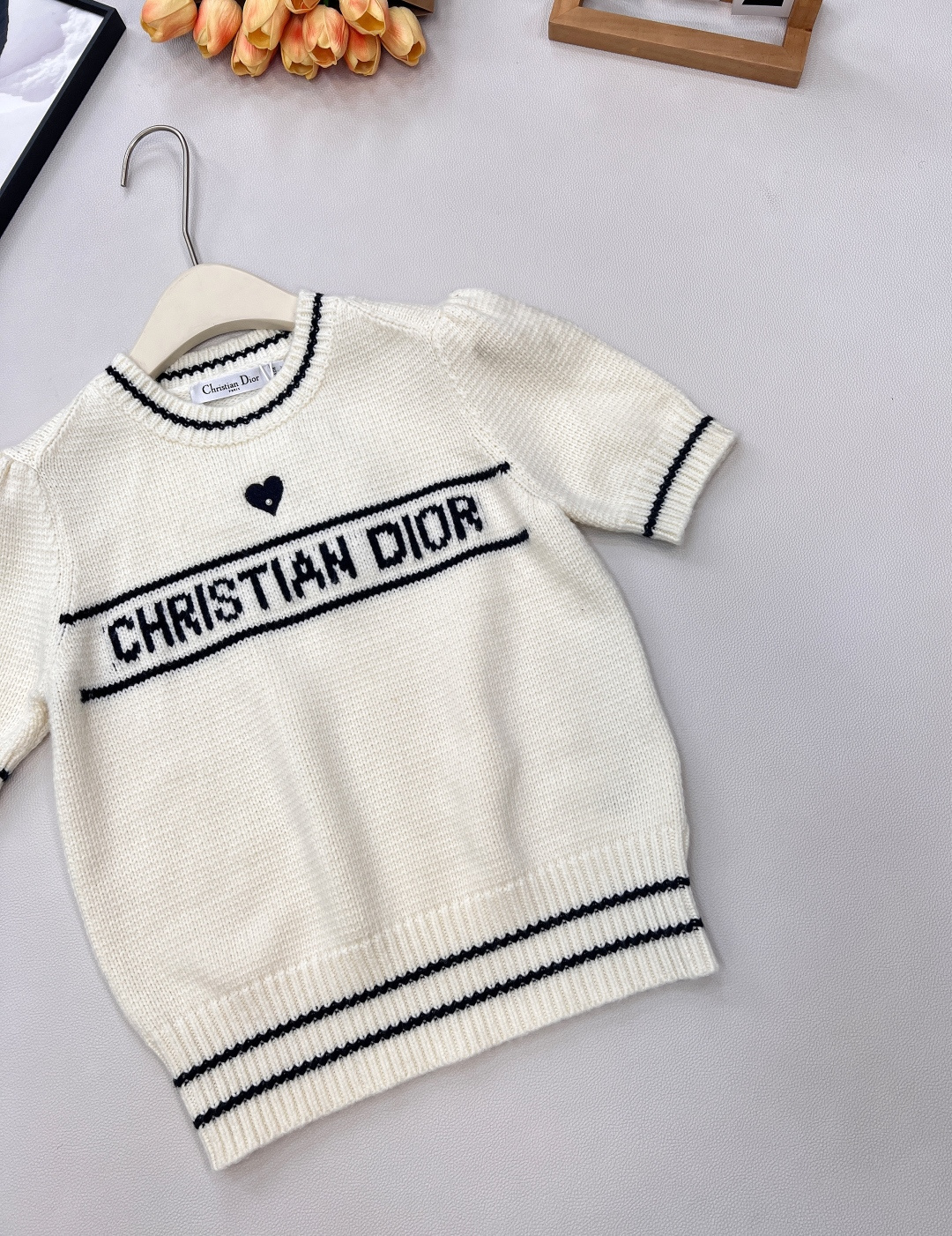 🆕Dior26Ss早春新款粉嫩限定爱心刺绣短袖针织衫丨⚠独家yb开发！高版出品！樱花粉针织面料，自带柔和