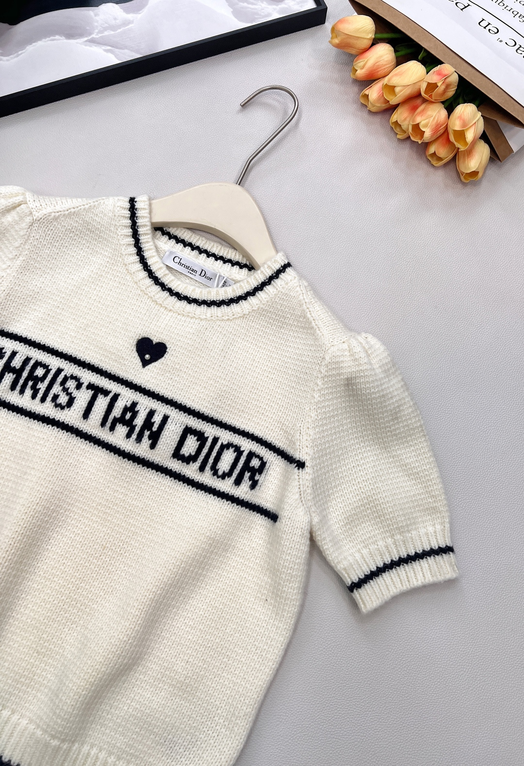 🆕Dior26Ss早春新款粉嫩限定爱心刺绣短袖针织衫丨⚠独家yb开发！高版出品！樱花粉针织面料，自带柔和